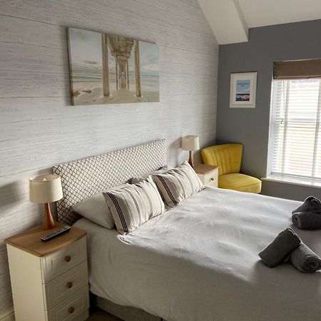 Stylish Tenby Apartment, Great Location, Parking Luaran gambar