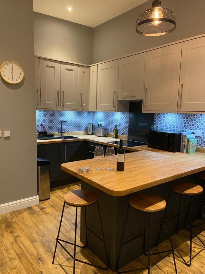 Stylish Tenby Apartment, Great Location, Parking Luaran gambar