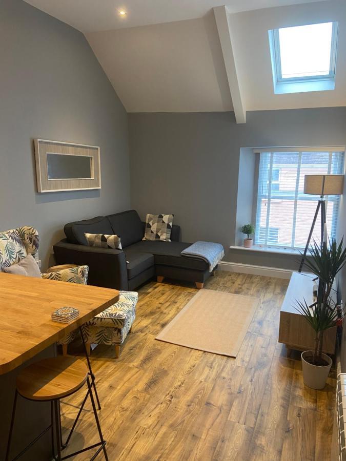 Stylish Tenby Apartment, Great Location, Parking Luaran gambar