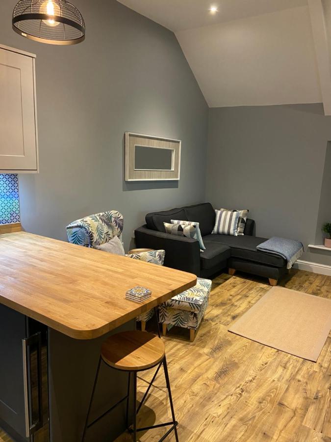 Stylish Tenby Apartment, Great Location, Parking Luaran gambar