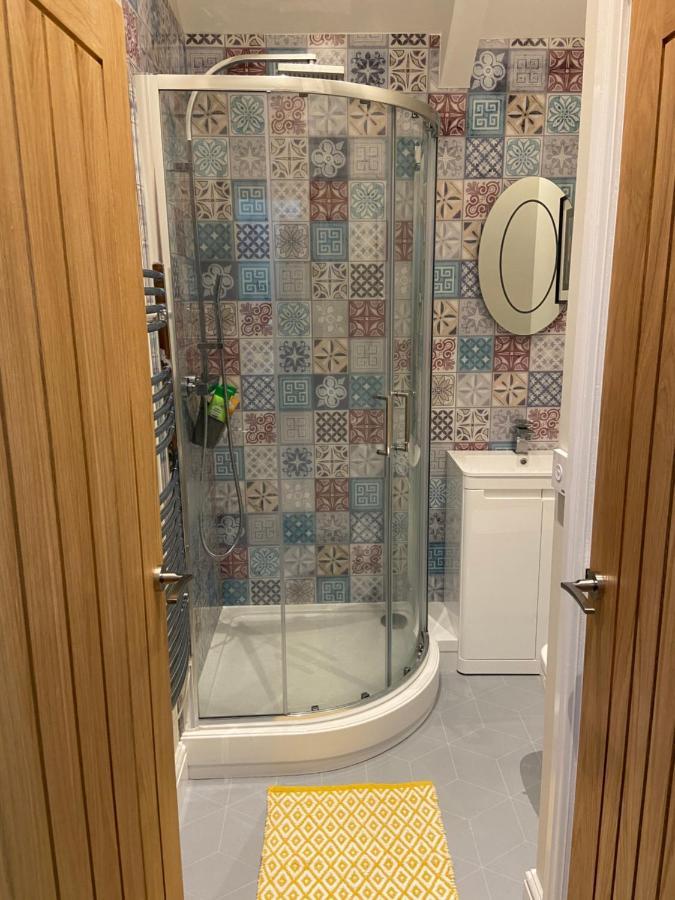 Stylish Tenby Apartment, Great Location, Parking Luaran gambar