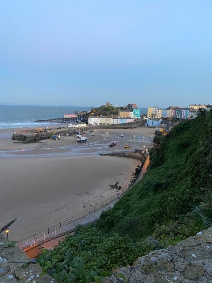 Stylish Tenby Apartment, Great Location, Parking Luaran gambar